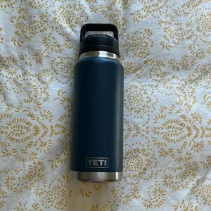 Yeti 46 OZ water bottle with chug top color: Navy
